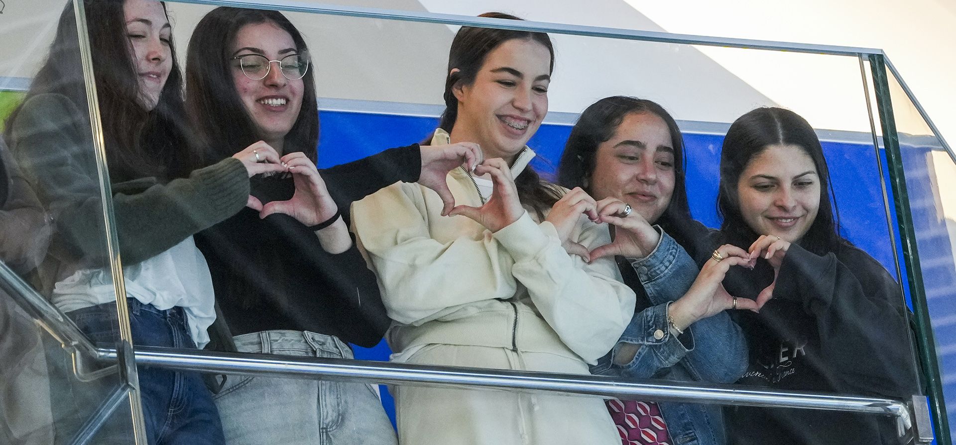Cinco ex rehenes israelíes recientemente liberados del cautiverio de Hamas escuchan un concierto en el hospital Beilinson, donde se están recuperando, en Petah Tikva, Israel, el martes 4 de febrero de 2025. (Foto AP/Ohad Zwigenberg) Cinco ex rehenes israelíes recientemente liberados del cautiverio de Hamas escuchan un concierto en el hospital Beilinson, donde se están recuperando, en Petah Tikva, Israel, el martes 4 de febrero de 2025. (Foto AP/Ohad Zwigenberg)
