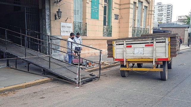 Cortes de tránsito en la avenida por la colocación de la rampa para unir el Cullen con el hospital de campaña en el Liceo Militar.&nbsp;