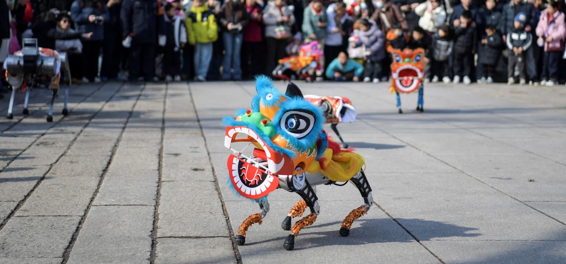 Los espectadores observan cómo los perros robot envueltos en disfraces de león actúan en el festival de los faroles, que marca el final del año nuevo lunar, Jinan, China. Fotografía: Reuters Los espectadores observan cómo los perros robot envueltos en disfraces de león actúan en el festival de los faroles, que marca el final del año nuevo lunar, Jinan, China. Fotografía: Reuters