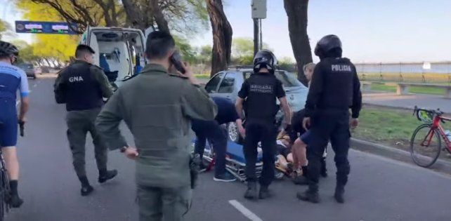 Un ciclista chocó en avenida Belgrano con un auto estacionado y terminó internado