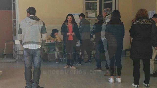 Los primeros en votar en la escuela Del Centenario