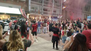 La hinchada se hizo presente en el hotel en que concentra Patronato.