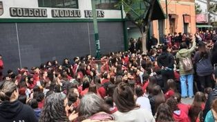 Protesta de alumnos del Colegio Lomas de Zamora, donde un grupo de estudiantes fue vulneradas utilizando inteligencia artificial