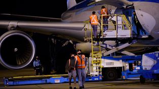 El avión con el nuevo lote de la vacuna Sputnik V llegaría este viernes a la tarde a Ezeiza