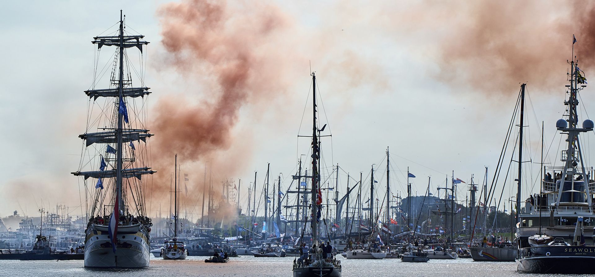El humo naranja anuncia el inicio del desfile de cientos de grandes veleros que navegan hacia el puerto de la capital holandesa para la décima edición de SAIL, en Ámsterdam, Países Bajos, el miércoles 20 de agosto de 2025. (Foto AP/Peter Dejong) El humo naranja anuncia el inicio del desfile de cientos de grandes veleros que navegan hacia el puerto de la capital holandesa para la décima edición de SAIL, en Ámsterdam, Países Bajos, el miércoles 20 de agosto de 2025. (Foto AP/Peter Dejong)