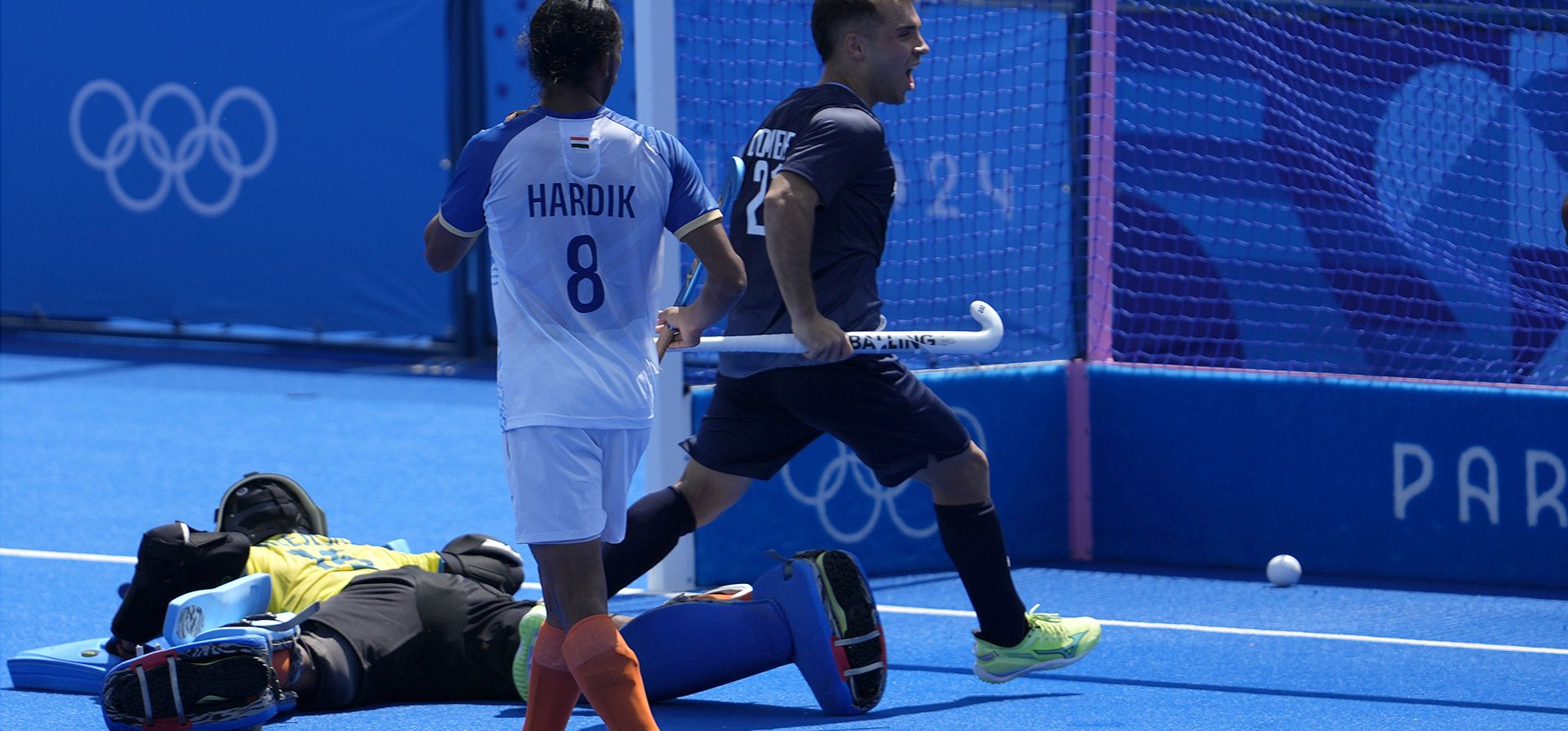 El portero de la India no logra atajar gol del argentino Lucas Martínez durante el partido de hockey sobre césped masculino entre India y Argentina en el Estadio Yves-du-Manoir, en los Juegos Olímpicos de Verano de 2024, el lunes 29 de julio de 2024, en Colombes, Francia. (Foto AP/Anjum Naveed) El portero de la India no logra atajar gol del argentino Lucas Martínez durante el partido de hockey sobre césped masculino entre India y Argentina en el Estadio Yves-du-Manoir, en los Juegos Olímpicos de Verano de 2024, el lunes 29 de julio de 2024, en Colombes, Francia. (Foto AP/Anjum Naveed)
