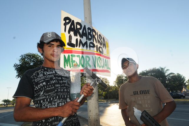 Los limpiavidrios suman clientes con una estrategia marketinera en la ciudad