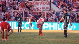 Unión perdió con Sarmiento, se hunde en el descenso y otra vez la gente explotó contra jugadores y dirigentes