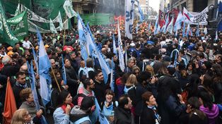 El poder económico y la frágil economía de los bajos salarios. Presentan un informe de Mate.