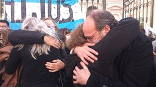 Familiares de víctimas y militantes estuvieron presentes en las afueras de los Tribunales Federales de Rosario.