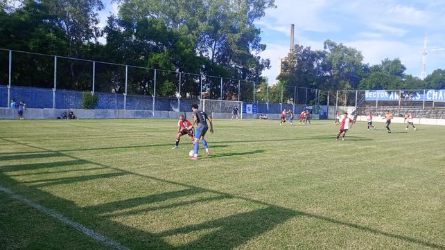 Juan Ignacio Braña la pisa delante de su marca. Argentino y el debut en Primera C ante Juventud Unida.