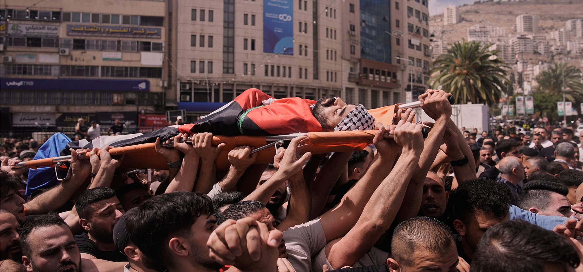 Palestinos cargan el cuerpo de Mahmoud Al-Kharaz, de 32 años, asesinado durante una incursión militar israelí, mientras asisten a su funeral en la ciudad cisjordana de Nablus, el martes 27 de mayo de 2025. (Foto AP/Majdi Mohammed) Palestinos cargan el cuerpo de Mahmoud Al-Kharaz, de 32 años, asesinado durante una incursión militar israelí, mientras asisten a su funeral en la ciudad cisjordana de Nablus, el martes 27 de mayo de 2025. (Foto AP/Majdi Mohammed)