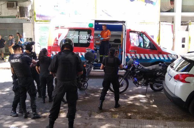 Un delincuente fue herido por un policía de civil que resistió un intento de robo a un portavalores.&nbsp;