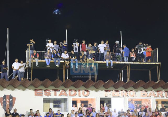 En la terraza. Periodistas y camarógrafos de distintos medios encontraron la mejor ubicación en las alturas. Allí estuvieron los noteros de Diario UNO. (Foto UNO/Diego Arias)