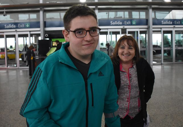 Alegría. Nicolás Flores y su madre