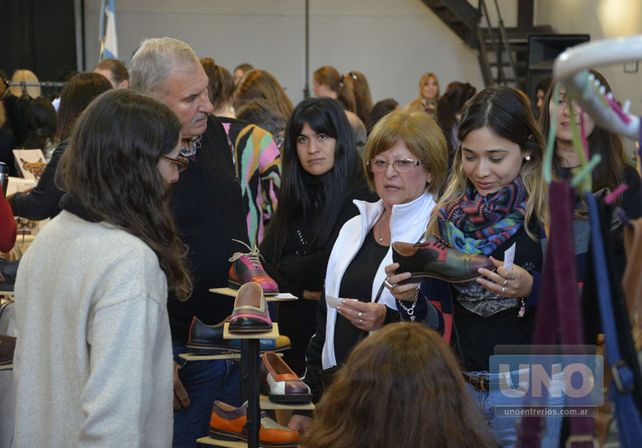 Encantada. Los zapatos que se fabrican en Paraná quedaron en el medio de la escena.     Foto UNO/Mateo Oviedo