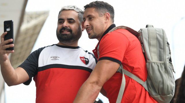 Armando Méndez se fotografió con un hincha antes de subirse al vuelo chárter que trasladó a Newells hacia Chile.