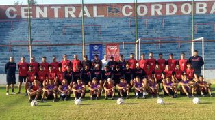 El matador sale a escena. Cuerpo técnico, jugadores y dirigentes de Central Córdoba posaron para la producción fotográfica de Ovación