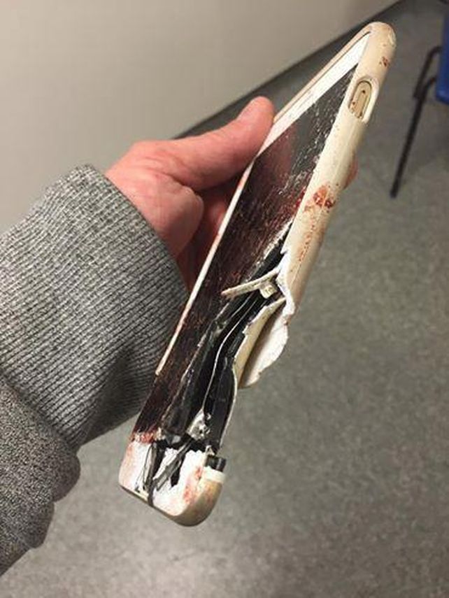 Así quedó el celular de Lisa luego del impacto durante el atentado de Manchester.