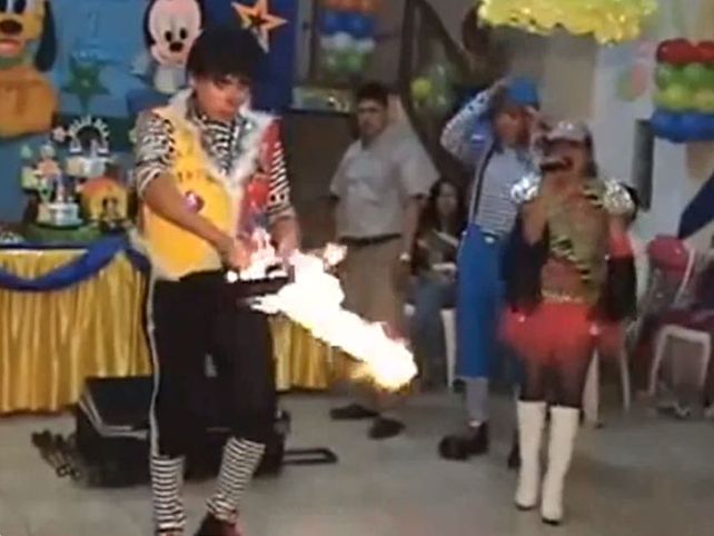 De no creer: un payaso quemó viva a una paloma durante una fiesta infantil