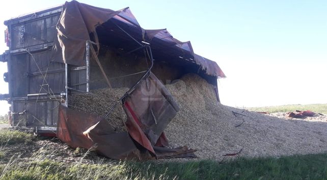 Volcó un acoplado en la Autopista y el camionero se salvó de milagro