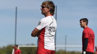 Gabriel Heinze piensa y analiza los movimientos a realizar con el fin de elevar el funcionamiento del equipo. (Foto: Newells)
