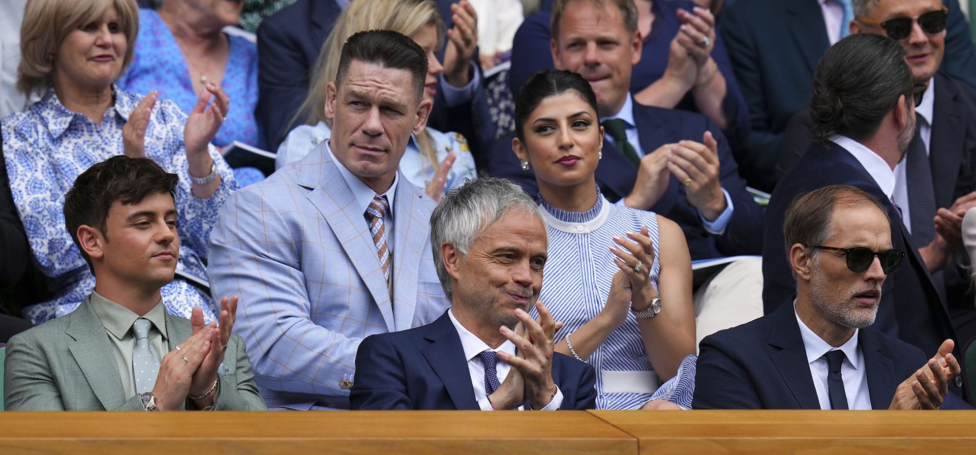 El medallista de oro olímpico Tom Daley, el luchador John Cena (segundo desde la izquierda), Olaf Meinking y el seleccionador de fútbol de Inglaterra, Thomas Tuchel (derecha), se sientan en el palco real de la cancha central durante el Campeonato de Tenis de Wimbledon en Londres, el miércoles 2 de julio de 2025. (Foto AP/Kirsty Wigglesworth) El medallista de oro olímpico Tom Daley, el luchador John Cena (segundo desde la izquierda), Olaf Meinking y el seleccionador de fútbol de Inglaterra, Thomas Tuchel (derecha), se sientan en el palco real de la cancha central durante el Campeonato de Tenis de Wimbledon en Londres, el miércoles 2 de julio de 2025. (Foto AP/Kirsty Wigglesworth)