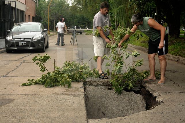 El socavón que se formó en barrio Siete jefes.