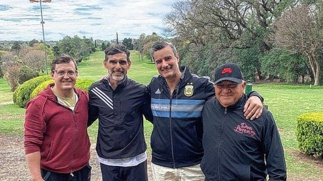 El exdefensor del seleccionado argentino de fútbol Roberto Fabián Ayala suele participar de distintos encuentros de footgolf que se realizan en Paraná. En la imagen se lo ve junto a los organizadores Santangelo