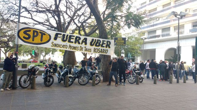 Los taxistas colgaron un pasacalle frente a la Fundación Libertad.