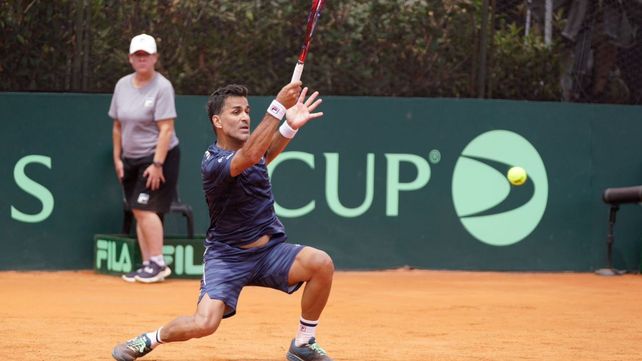 Se dobla pero no se quiebra. Machi González en acción. Durísimo partido de dobles entre Argentina y Kazajistán por la Copa Davis.