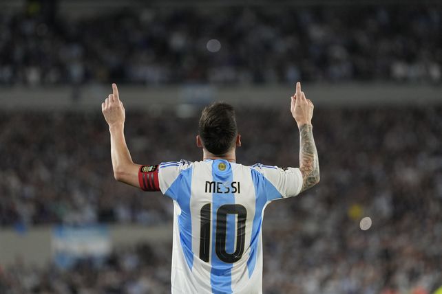 La medida generó polémica en Paraguay y los hinchas no podrán utilizar camisetas de Messi o la Argentina.