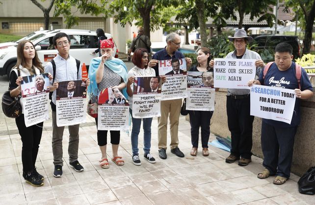 Familiares de pasajeros se apostaron en Putrajaya (Malasia) frente a la sede donde hablaron las autoridades.