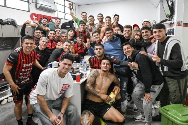 Los jugadores de Patronato fesjaron en el vesturario.