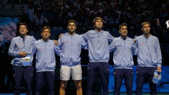 La victoria de Francisco Cerúndolo (tercero desde la izquierda) no le alcanzó a Argentina.