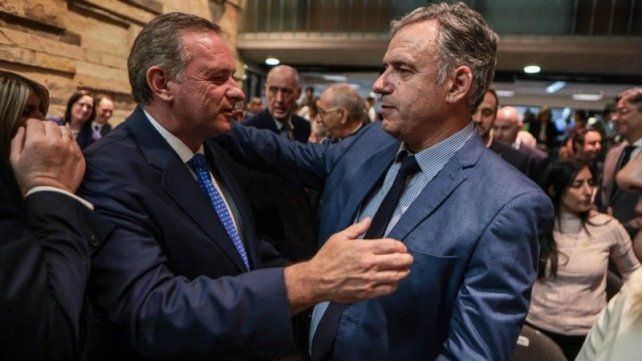 Alvaro Delgado y Yamandú Orsi durante el 86 aniversario de La Noche de los Cristales Rotos