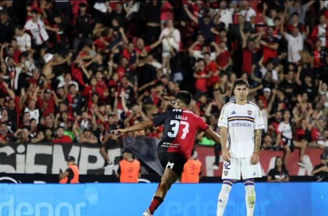 Corre Luciano Lollo para asegurar el triunfo de Newells sobre Boca. La mala puntería ya había hecho lo suyo.