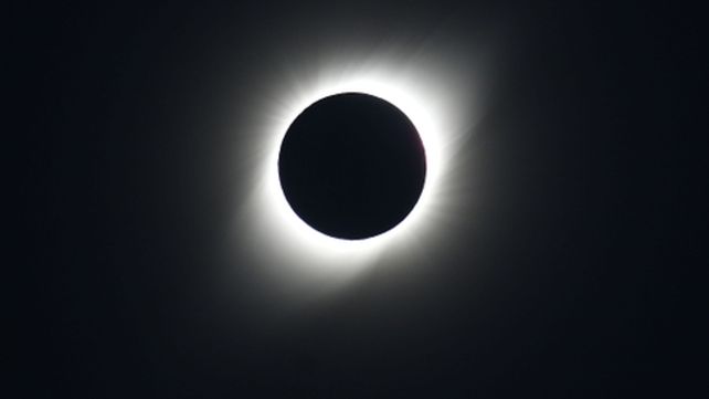 Una postal. La luna ocultó totalmente al sol y anocheció en pleno día.