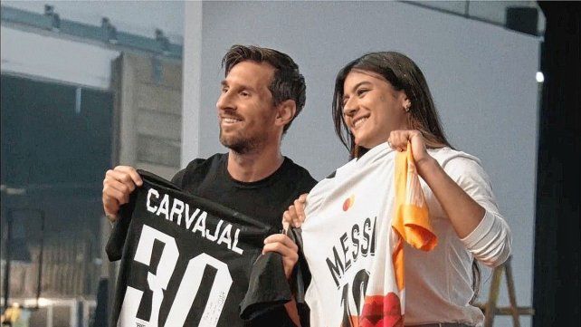 Orgullo local: Messi recibió una prenda diseñada por un chajariense.