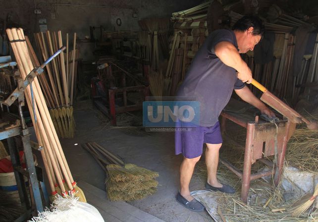 Roberto Miguel López en la escobería.  Foto UNO/Juan Ignacio Pereira