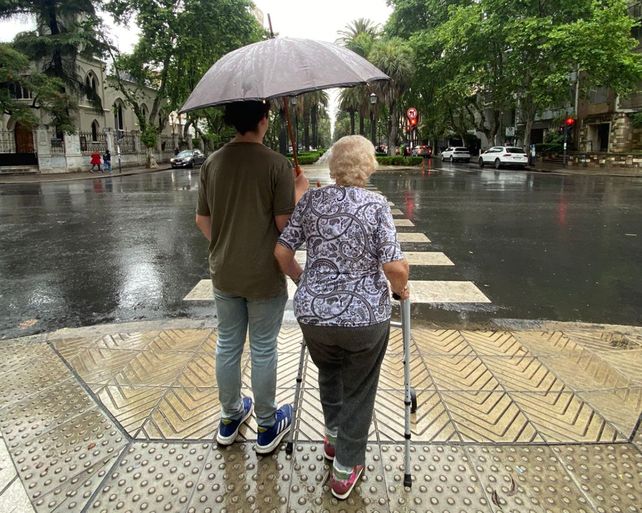 Coca fue a votar acompañado por su sobrino-bisnieto Emi.