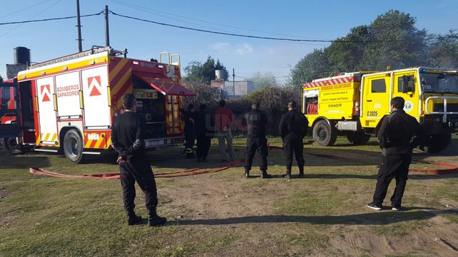 Luego de dos horas de trabajo y 20.000 litros de agua sofocaron el incendio en barrio San Roque