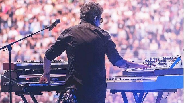 El show de Andrés Calamaro en Colombia estaba programado como número central pero terminó 25 minutos antes de lo planeado.