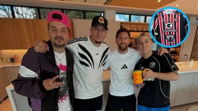 Lionel Messi posa junto a Pinky (Juan Manuel Grossi)