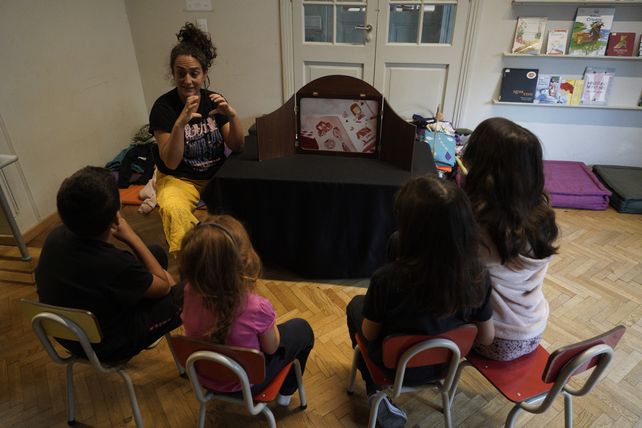 El dispositivo del teatro de papel genera mucho asombro en los niños y las niñas cuando lo ven por primera vez.