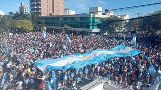 En San Lorenzo, la tradicional esquina de los bancos fue el lugar de encuentro para los festejos.