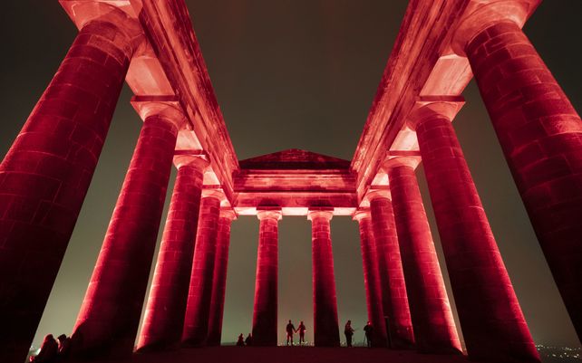 La gente admira la vista desde el Monumento Penshaw