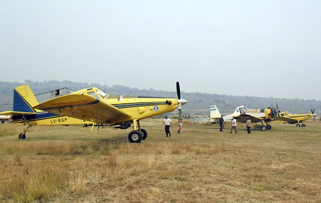 En tierra. Los aviones hidrantes no podían ayer operar por la nula visibilidad que provoca el humo del incendio.