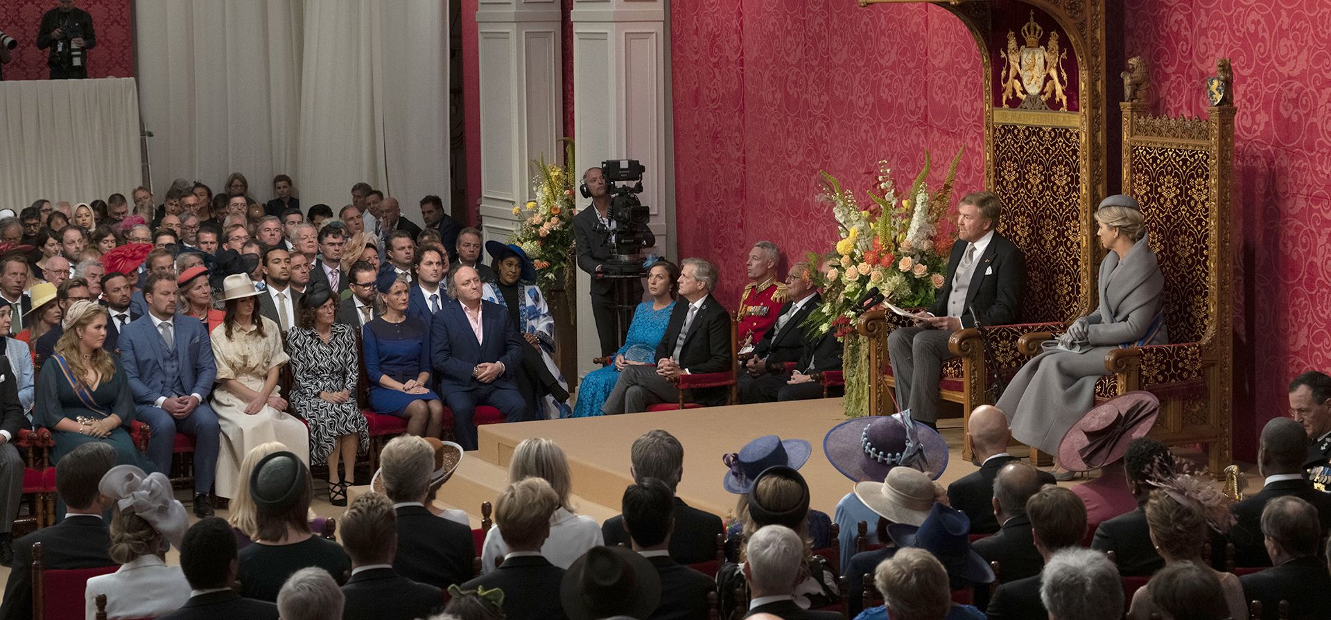 La princesa Amalia, en la primera fila a la izquierda, escuchó a su padre, el rey holandés Willem-Alexander, marcar la apertura del año parlamentario con un discurso que describía los planes presupuestarios del gobierno para el próximo año en el Teatro Real de La Haya, Países Bajos, el martes 20 de septiembre.