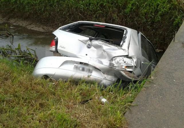 Un auto terminó en un zanjón tras un accidente